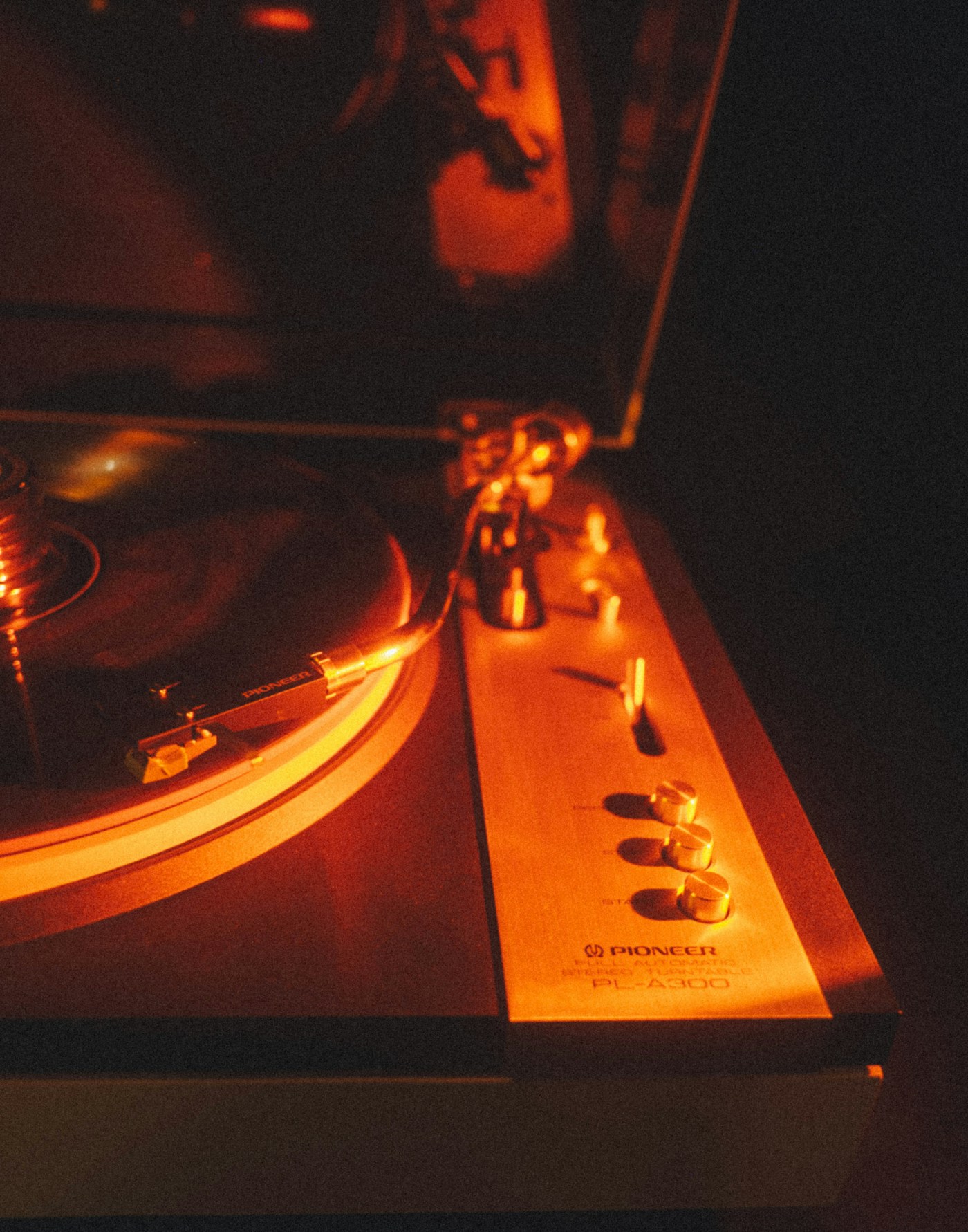 Toca-discos e disco de vinil